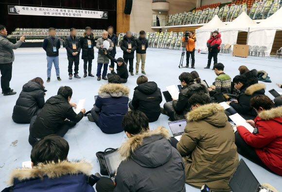 27일 오후 충북 제천시 체육관에 마련된 스포츠센터 참사 합동분향소에서 유족 대표 윤창희(54)씨가 기자회견을 하고 있다.  연합뉴스