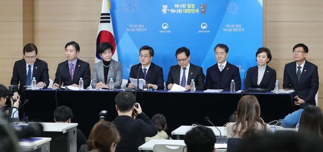 김동연 부총리(왼쪽 넷째)를 비롯한 관계부처 장관들이 27일 서울 세종로 정부서울청사에서 ‘2018년 경제정책방향’ 합동브리핑을 하고 있다. (왼쪽부터) 최종구 금융위원장, 홍종학 중소벤처기업부 장관, 김영주 고용노동부 장관, 김 부총리, 유영민 과학기술정보통신부 장관, 박능후 보건복지부 장관, 김현미 국토교통부 장관, 김상조 공정거래위원장. 백소아 기자 thanks@hani.co.kr