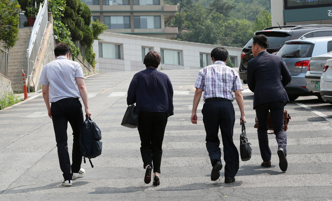 지난 6월 서울시교육청이 학교폭력 사안을 부적절하게 처리한 의혹을 받고 있는 서울의 한 초등학교에 감사를 하기 위해 학교로 들어가는 모습. 김경호 선임기자 jijae@hani.co.kr(해당 사안과 무관)