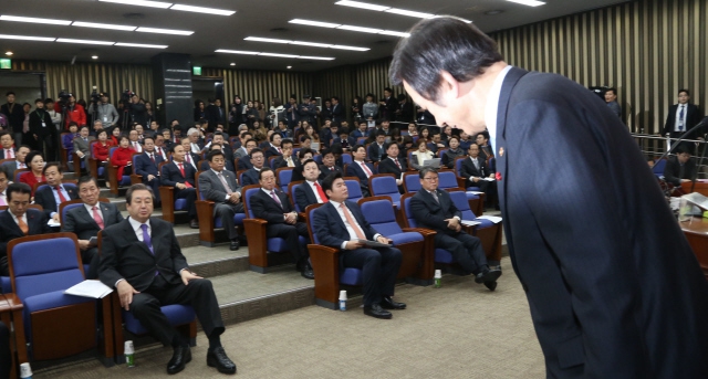 윤병세 전 외교부 장관이 2015년 12월31일 오전 국회에서 열린 새누리당 의원총회에서 일본군 위안부 피해 관련 한-일 협상결과를 설명한 뒤 자리로 돌아가고 있다. 왼쪽 앞자리에 김무성 당시 새누리당 대표가 앉아 있다. 이정우 선임기자 woo@hani.co.kr