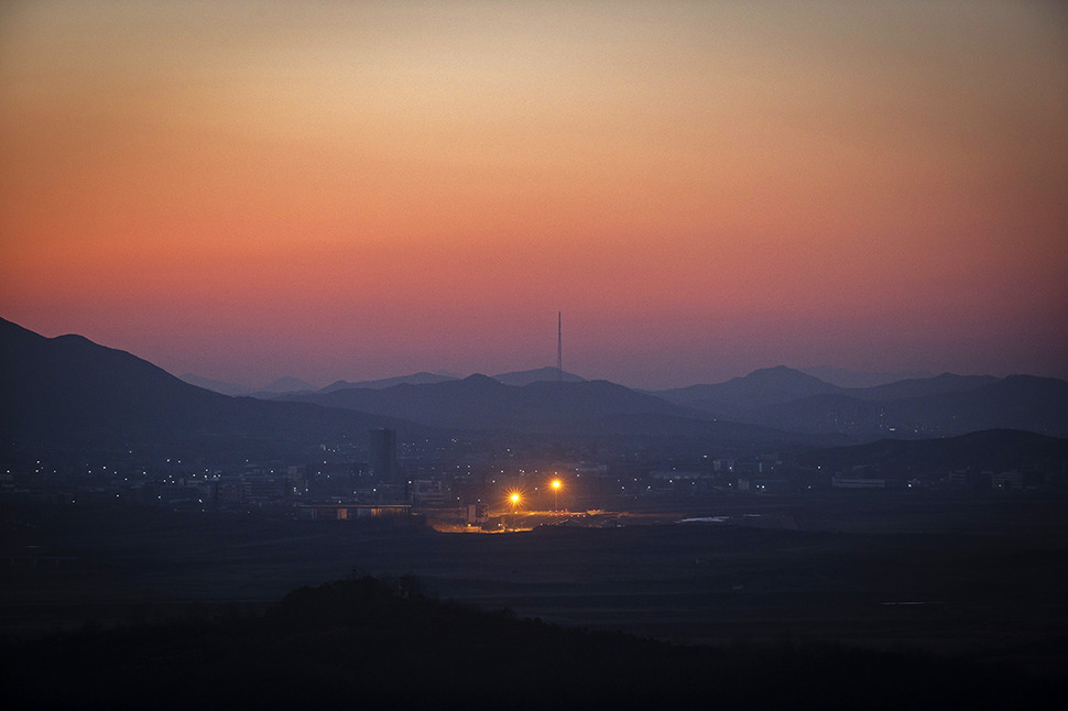 개성공단을 한눈에 볼 수 있는 도라산전망대에서 개성공단의 해질녘을 촬영했다. 폐쇄 뒤 행인들은 보이지 않았고 건물에는 불이 들어오지 않았다. 가로등만 외롭게 공단을 밝히고 있었다. 김명진 기자 littleprince@hani.co.kr