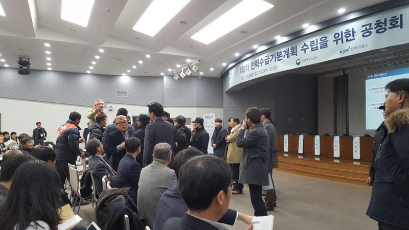 28일 오전 서울 여의도 한국전력 남서울지역본부에서 열린 ‘8차 전력수급기본계획 수립을 위한 공청회’에서 원전 주변지역 주민들이 정부의 탈원전 정책에 항의하며 대책 마련을 요구하고 있다. 최하얀 기자 chy@hani.co.kr