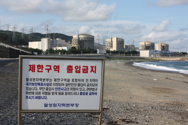 경북 경주 양남면 나아리 나아해변에 자리 잡은 월성원전 1~4호기. 월성 1~4호기 뒤쪽에 신월성 1~2호기와 방폐장이 있다. 김일우 기자 cooly@hani.co.kr