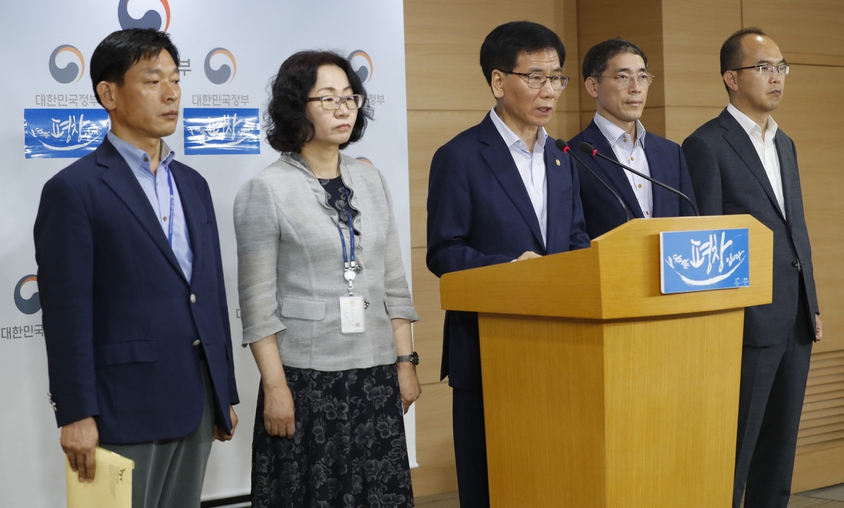 이성기 고용노동부 차관(가운데)이 지난 7월20일 오전 서울 세종로 정부서울청사에서 공공부문 정규직 전환 가이드라인을 발표하고 있다. 박종식 기자 anaki@hani.co.kr