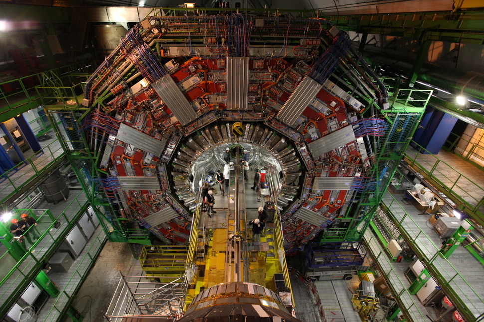 유럽입자물리연구소(CERN·세른) 강입자가속기의 일부 장치인 뮤온 관형코일의 모습. 프랑스와 스위스 국경지대에 있는 이 설비는 길이 27㎞, 지름 3m의 거대한 원형 터널 구조로, 원자핵이나 미립자를 거의 빛의 속도로 충돌시킬 때 생기는 물리 현상을 관찰하는 실험 장치다. 초미시 세계인 입자물리학 실험으로 천문학의 영역인 ‘빅뱅’을 소규모로 재현해, 찰나에 이뤄진 우주 탄생의 비밀을 직접 들여다보려는 시도다.  CERN 누리집 갈무리