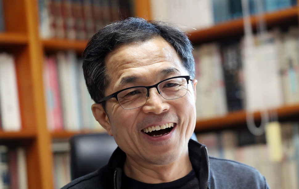 한국 소설 100년의 역사를 죄의식과 부끄러움이라는 열쇳말로 풀어낸 연구서 <죄의식과 부끄러움>의 지은이 서영채 교수. “17세기 서양 바로크에서 홍상수 영화까지 이어지는 공간과 장소, 풍경에 관한 책을 다음 작업으로 준비하고 있다”고 소개했다. 김경호 선임기자 jijae@hani.co.kr