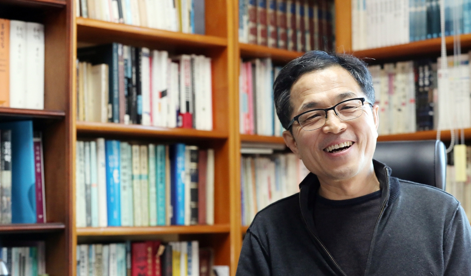 서영채 서울대 교수가 27일 오후 서울대 연구실에서 <한겨레>와 인터뷰하고 있다. 김경호 선임기자 jijae@hani.co.kr