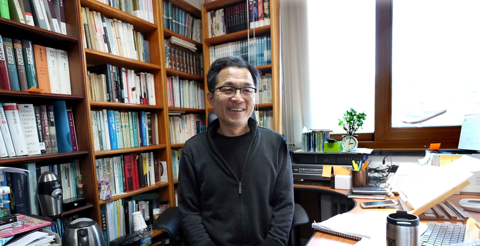 서영채 서울대 교수가 27일 오후 서울대 연구실에서 <한겨레>와 인터뷰하고 있다. 김경호 선임기자 jijae@hani.co.kr