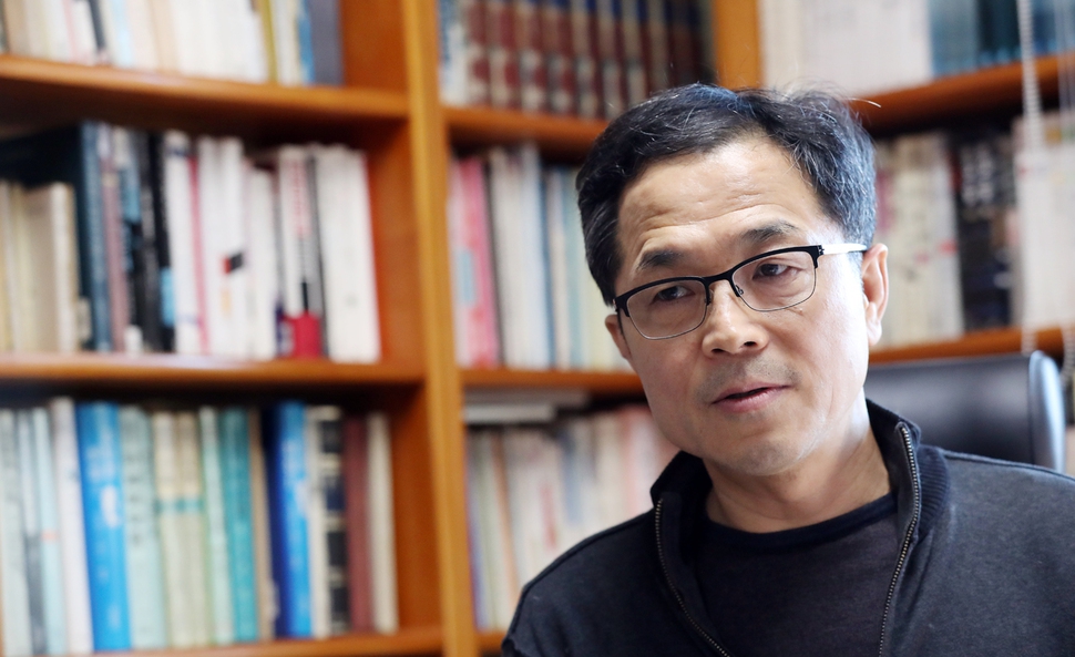 서영채 서울대 교수가 27일 오후 서울대 연구실에서 <한겨레>와 인터뷰하고 있다. 김경호 선임기자 jijae@hani.co.kr