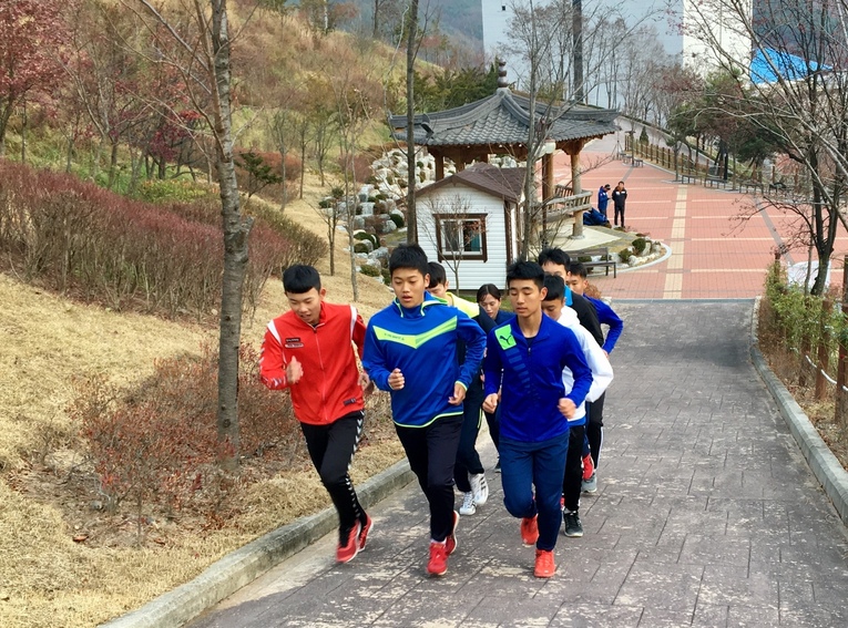 지난 11월17일 강원도 태백 문화예술회관에서 황윤상군과 태백팀 선수들이 체력 훈련을 하고 있는 모습이다. 한국은 12월 중순이 넘어야 눈이 쌓이는 탓에 선수들은 초겨울까지 한국에서 설상 훈련을 하기 힘들다.