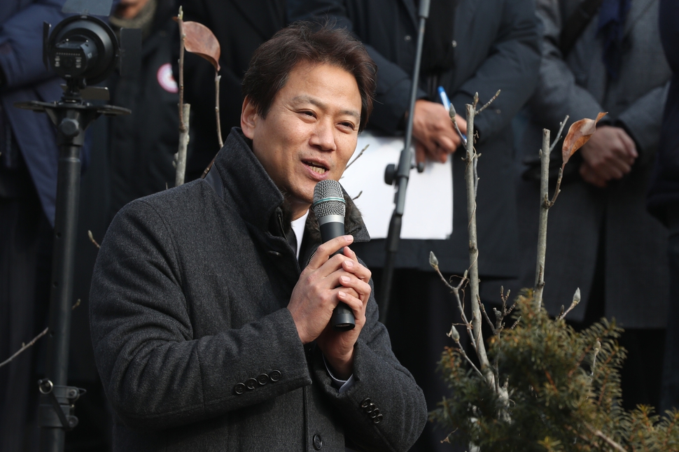 임종석 대통령비서실장이 29일 경기도 남양주시 모란공원에서 열린 고 김근태 전 민주통합당(더불어민주당 전신) 상임고문 6주기 추모제에 참석해 추모사하고 있다. 연합뉴스