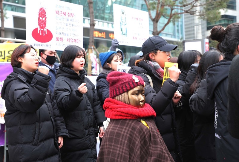 지난 28일 오전 평화나비 네트워크를 비롯한 대학생단체 회원들이 서울 종로구 일본대사관 근처 소녀상 앞에서 기자회견을 열어 ‘2015 한-일 합의 즉각폐기와 문재인 정 부의 투트랙 방침 철회’를 촉구하고 있다. 백소아 기자 thanks@hani.co.kr