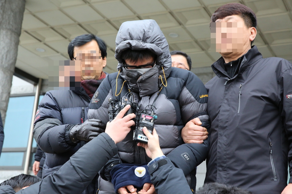 고준희양 시신을 유기한 혐의를 받는 친부 고아무개씨가 30일 구속전 피의자심문을 받으러 가기 전 전주덕진경찰서에서 취재진 질문을 받고 있다. 전북경찰청 제공