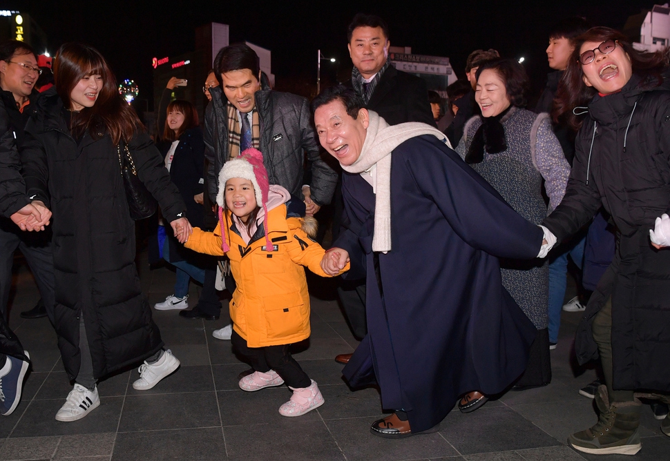 한복을 입은 윤장현 광주시장이 1일 열린 2018년 전라도 천년맞이 타종식에서 시민들과 즐겁게 강강술래를 하고 있다. 광주광역시 제공
