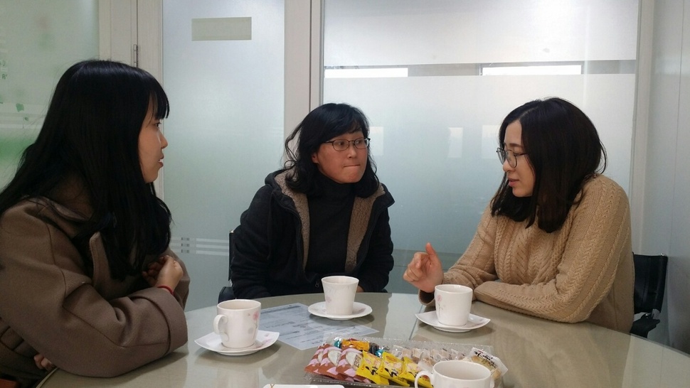 박선희씨(왼쪽)가 지난 29일 수원의 사회적협동조합인 ‘내일로’에서 임경의(가운데), 이미영(오른쪽) 매니저와 상담하고 있다.