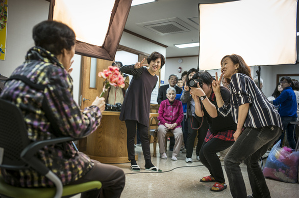 백승휴씨와 ‘포토테라피 봉사단’의 봉사활동. 2016년 4월 까리따스수녀회 데이케어센터.