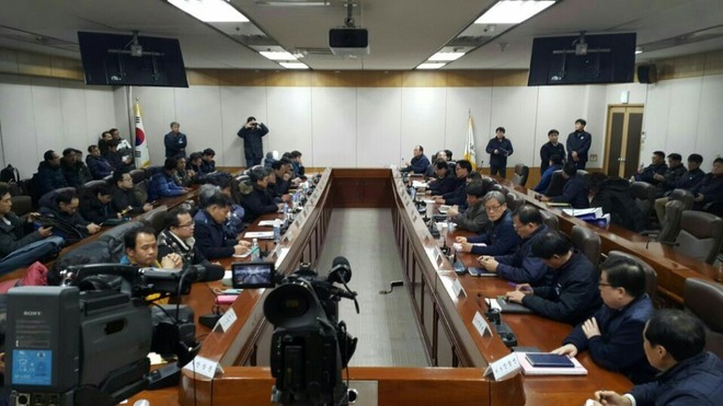 지난 12월31일 밤에 열린 서울교통공사 노사협의회 모습. 이날 노사는 무기계약직 1288명을 3월1일부터 정규직으로 전환하기로 합의했다. 서울지하철 노조 제공
