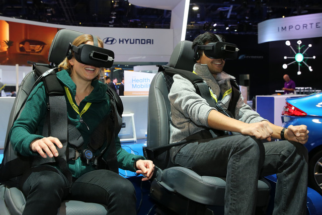 지난해 1월 열린 ‘CES 2017’에서 현대차 전시관을 찾은 관람객들이 자율주행 가상현실(VR) 시뮬레이터를 체험하고 있다. 현대차 제공