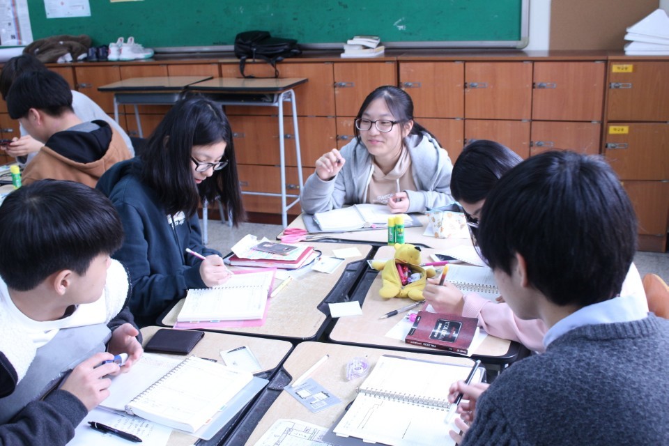 안산 경안고 학생들이 플래닝 교육을 받고 학습, 진로, 독서 관련 계획을 짜고 있다. 최원 교사 제공