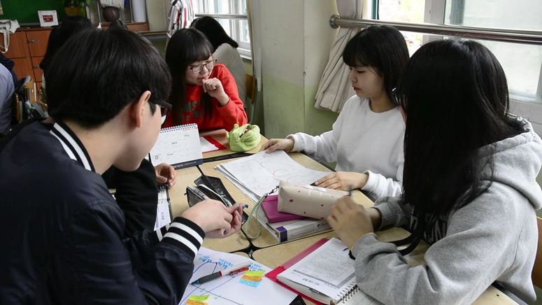 안산 경안고 학생들이 플래닝 교육을 받고 학습, 독서, 진로 관련 계획을 짜고 있다. 최원 교사 제공