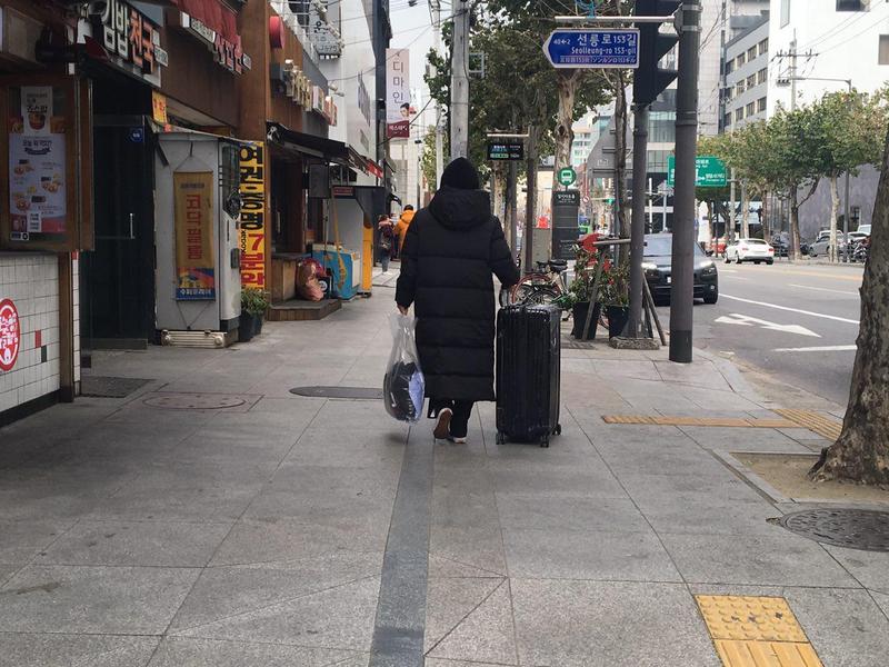 스타일리스트 보조들은 제 몸만큼 큰 가방을 가지고 서울 강남구 압구정 로데오 거리에 몰려 있는 홍보대행사를 들르는 게 일상이다. 연예인에게 협찬할 옷을 빌리거나 반납하는 게 주요한 일과이기 때문이다. 전국여성노조 서울지부 제공
