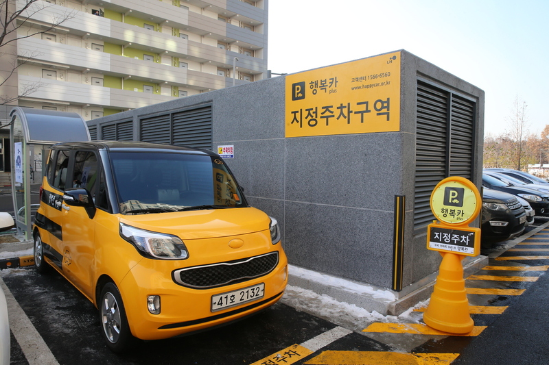 한국토지주택공사가 공공임대 100만호 시대를 맞아 임대주택 주거지원 서비스에 본격 나섰다. 경기 성남 여수지구에 선보인 카셰어링. LH 제공