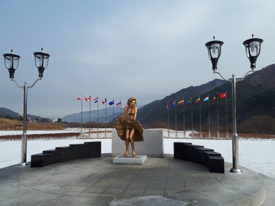 원주지방국토관리청이 지난달 21일 5500여만원을 들여 준공한 마릴린 먼로 동상. 이 동상은 1954년 먼로가 인제 미군부대를 방문해 한 차례 위문공연을 했다는 이유로 인제에 설치됐다. 원주지방국토관리청 제공