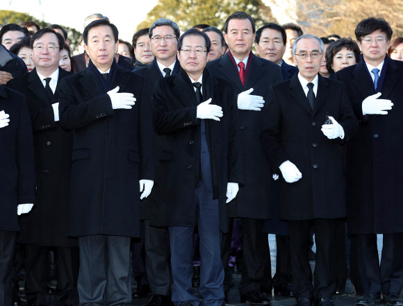 자유한국당 홍준표 대표가 무술년 새해 첫날인 1일 오전 동작구 국립서울현충원을 참배하고 있다. 2018.1.1 연합뉴스