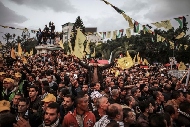 팔레스타인 자치정부를 이끄는 파타를 지지하는 팔레스타인 사람들이 지난달 31일 가자에서 파타 53주년을 기념하는 집회를 열고 있다. 가자/신화 연합뉴스