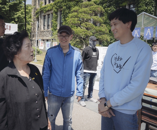 지난해 6월4일 연세대학교 연희관 앞 <1987> 촬영장을 찾은 이한열 열사 어머니 배은심씨가 배우 강동원을 만나 담소를 나누고 있다.