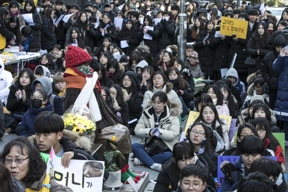 3일 낮 서울 종로구 주한일본대사관 앞 ‘평화의 소녀상’이 모자와 목도리 등을 쓰거나 두르고 있다. 김성광 기자