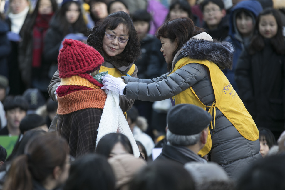 3일 낮 서울 종로구 주한일본대사관 앞에서 한국정신대문제대책협의회 활동가들이 ‘평화의 소녀상’에 목도리를 두른 뒤 옷 매무새를 만지고 있다. 김성광 기자 flysg2@hani.co.kr