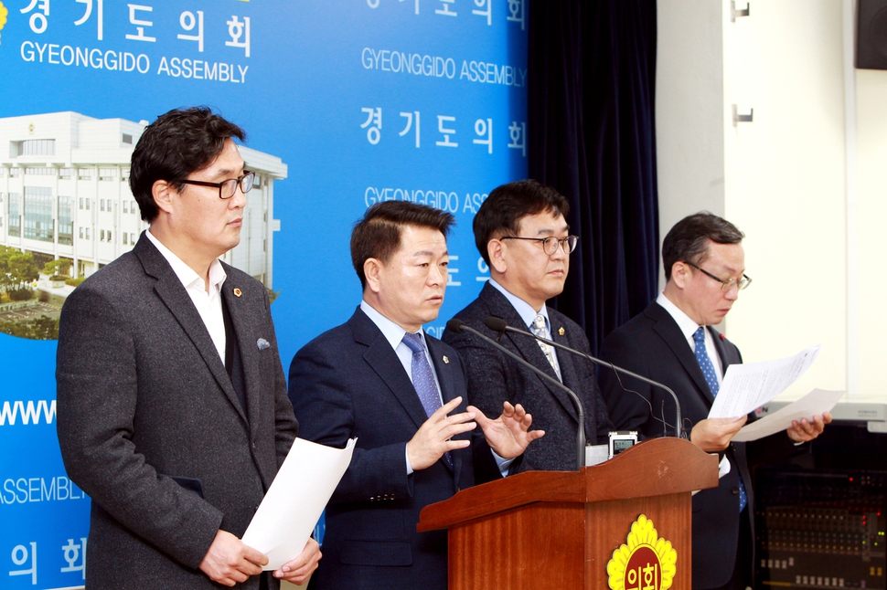 경기도 의회 더불어민주당 박승원 대표(왼쪽에서 두번째) 등 대표단이 3일 도의회 브리핑룸에서 신년 기자회견을 하고 있다. 경기도의회 제공