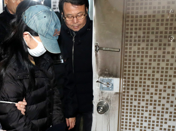3일 오후 광주 북구 두암동 한 아파트에서 화재를 일으켜 세 남매를 숨지게 한 혐의로 구속된 20대 엄마 정모씨가 경찰과 현장검증을 하고 있다. 2018.1.3 연합뉴스