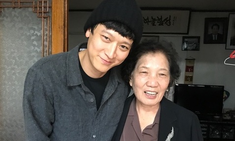 ‘1987’ 강동원, 이한열 어머니께 김장김치 선물 받았다