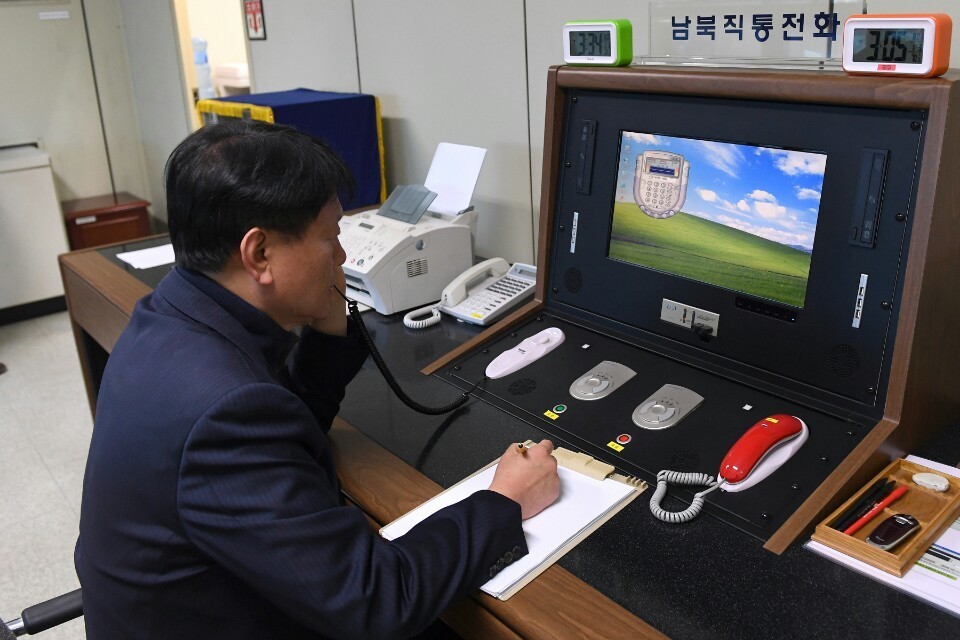 3일 오후 3시34분 경기 파주시 판문점 공동경비구역(JSA) 내 연락사무소 ‘남북직통전화’를 통해 우리 쪽 연락관이 북쪽과 통화하고 있다. 통일부는 북쪽이 오후 3시30분에 전화를 걸어왔으며, 전화와 팩스가 정상적으로 가동되는지 확인했다고 전했다. 통일부 제공