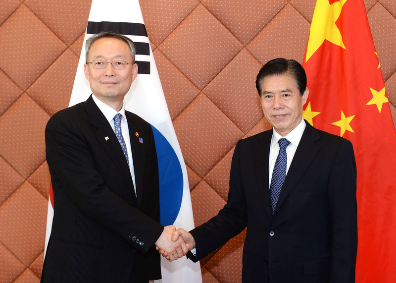 백운규 산업통상자원부 장관이 지난해 12월 15일(현지시각) 중국 북경호텔에서 중산(Zhong Shan) 중국 상무부 부장(장관)을 만나 한-중 FTA 서비스·투자 후속협상 등 양국의 통상 현안에 관해 의견을 교환했다. 산업통상자원부 제공