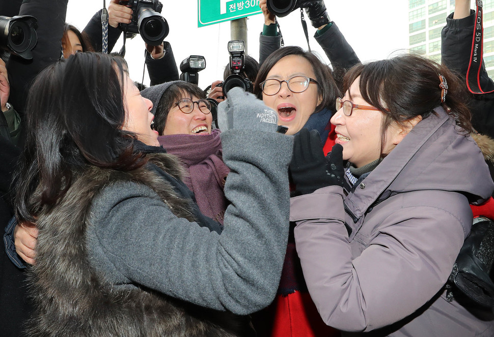 4일 오후 서울 용산구 화상경마도박장 농성장 앞에서 열린 용산화상경마도박장 폐쇄 기념 해단식과 조형물 제막식을 마친 대책위 소속 주민들이 함께 기뻐하고 있다. 신소영 기자 viator@hani.co.kr