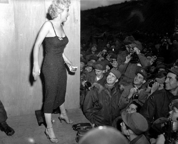 마릴린 먼로가 1954년 2월 내한해 미군기지에서 위문공연을 하는 모습. 사진 주한 미군기지관리사령부