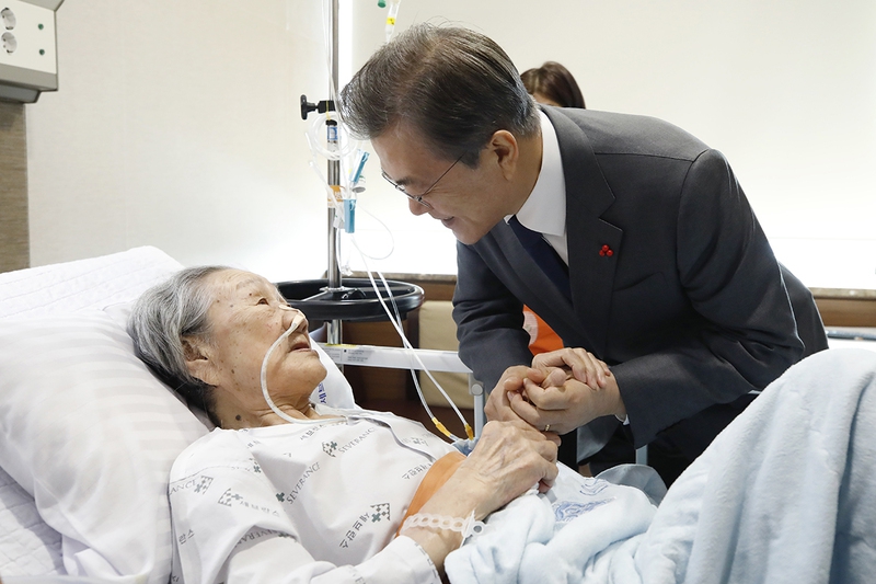 문재인 대통령이 4일 오전 서울 서대문구 세브란스 병원에 입원중인 일본군 ‘위안부’ 피해자 김복동 할머니를 병문안하고 있다. 청와대 제공