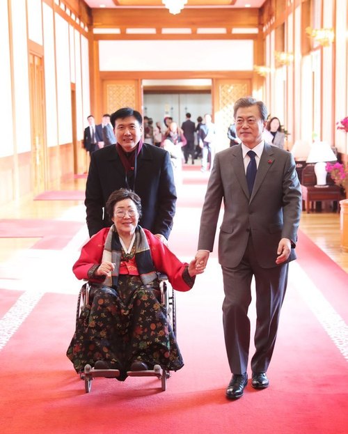 문재인 대통령이 오찬을 함께한 뒤 이용수 할머니를 배웅하고 있다. 청와대 제공