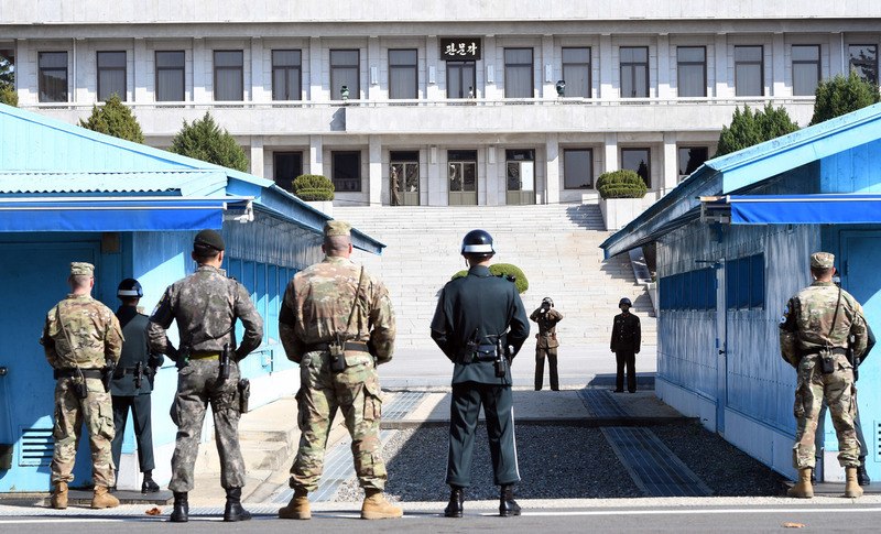 한-미 국방장관이 경기도 파주 판문점 공동경비구역(JSA)에서 대북 메시지를 발표한 지난 10월27일 오후 북한 병사들이 남측을 바라보고 있다. 공동취재단