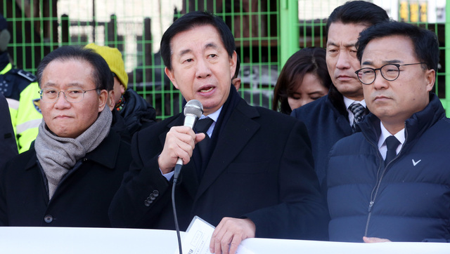 4일 오후 자유한국당 김성태 원내대표가 당 관계자들과 함께 29명의 목숨을 앗아간 충북 제천 스포츠센터 화재현장 앞에서 진상규명을 촉구하는 기자회견을 열고 있다. 연합뉴스