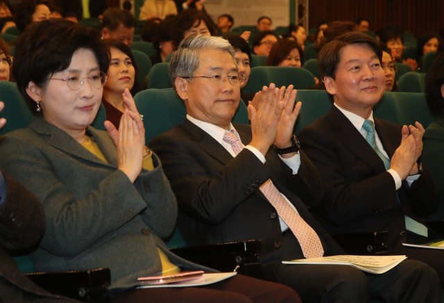 지난달 26일 오후 국회도서관에서 열린 ’여성정치 실현을 위한 지역이슈 발굴 경진대회'에 참석해 박수를 치고 있는 국민의당 안철수 대표(맨 오른쪽)와 박주현 최고위원(맨 왼쪽). 박주현 최고위원은 출당이 돼야 의원직을 유지할 수 있는 통합반대파 비례대표다. 이정우 선임기자 woo@hani.co.kr