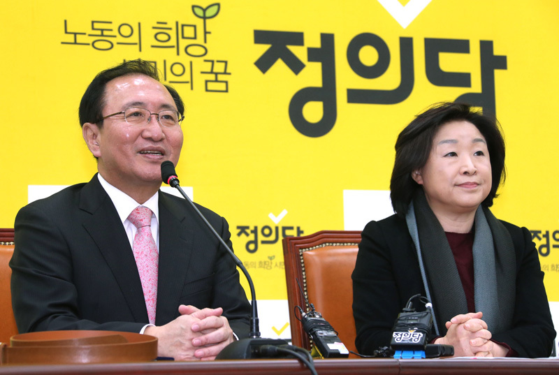 창원에 출마하기로 한 노회찬 정의당 공동선대위원장이 4일 오전 국회에서 심상정 대표한테서 허리띠를 선물 받은 뒤 인사말을 하고 있다. 심 대표는 영남 벨트를 장악하라는 뜻에서 벨트를 선물했다. 이정우 선임기자 woo@hani.co.kr
