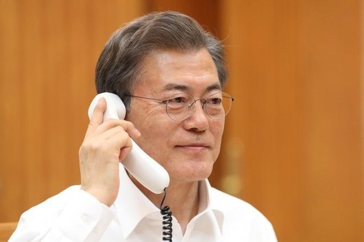 문재인 대통령이 4일 밤 도널드 트럼프 미국 대통령과 전화 통화를 하고 있다. 청와대 제공