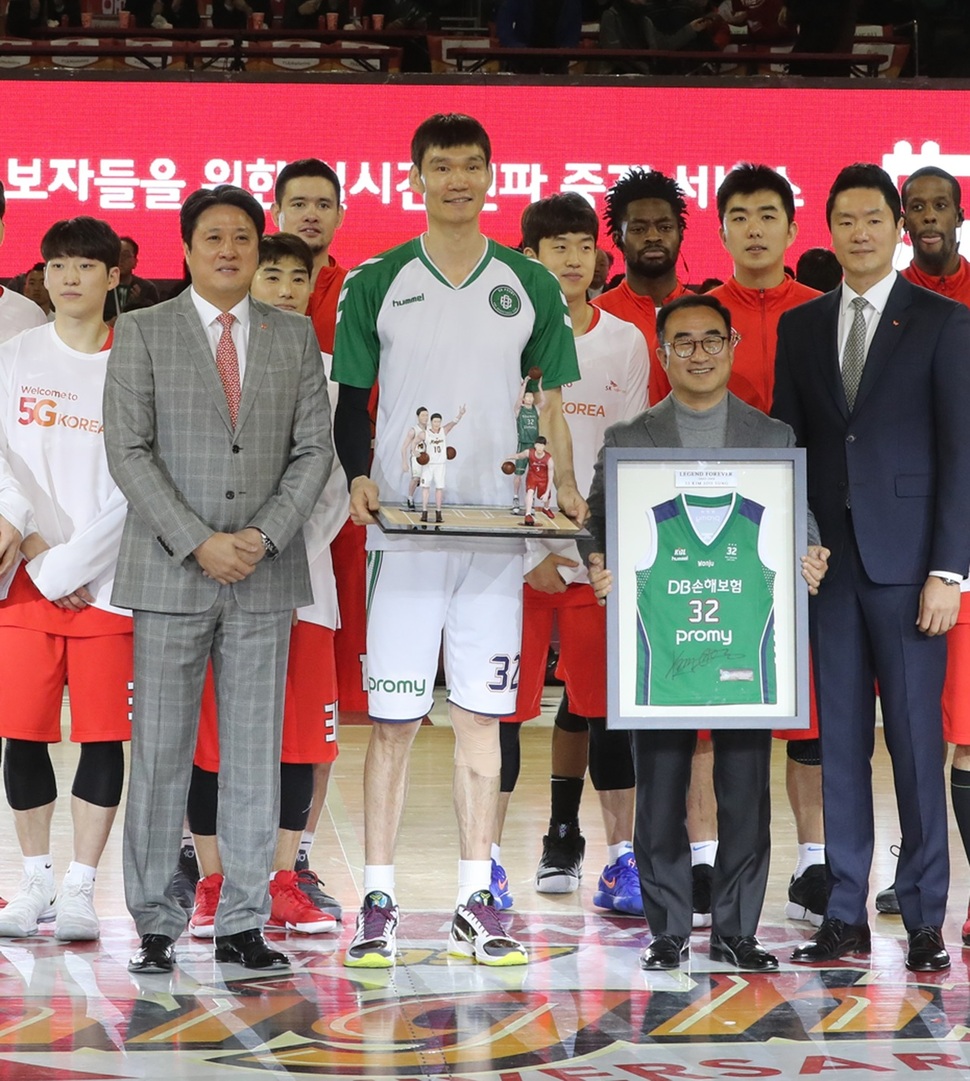 디비(DB)의 김주성(가운데)이 5일 잠실학생체육관에서 열린 경기 전 은퇴투어 세리머니에서 윤용철 에스케이 단장으로부터 선물을 받고 기념촬영을 하고 있다. 연합뉴스