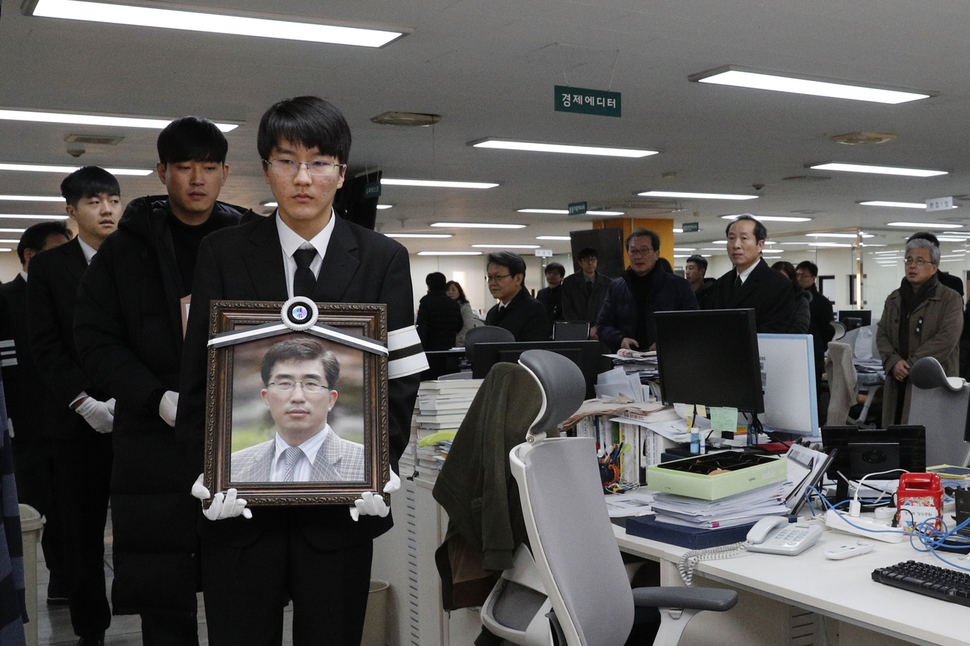 고 정남기 <한겨레> 부국장의 영결식이 6일 오전 서울 마포구 공덕동 한겨레신문사에서 사우장으로 치러졌다. 유족과 추모객들이 고인의 영정을 모시고 생전 일하던 편집국을 돌아보고 있다. 이정아 기자 leej@hani.co.kr