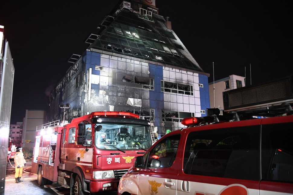 지난해 12월21일 제천 화재 때 현장에 출동한 소방차들의 모습. 소방청