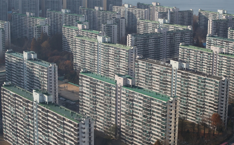 강남권 아파트값 상승세 영향으로 서울 아파트의 매매가격 대비 전세가 비율이 2년여만에 70% 이하로 떨어질 조짐이다. 송파구 잠실주공5단지 아파트. 연합뉴스